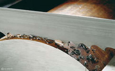 虹口带锯床线速度设定过高，为什么会导致带锯条齿尖发热加速锯条的磨损？